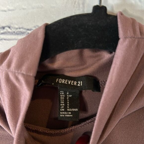 🌸 Forever 21 Cropped Purple Turtleneck - Size Small - Picture 2 of 4